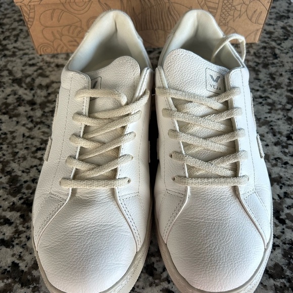 Veja Kids White/ Cream Sneaker Sz 7 - Picture 2 of 12